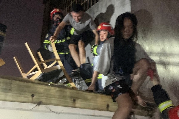 Cháy dữ dội nhà trọ ở Hà Nội, 11 người bị mắc kẹt