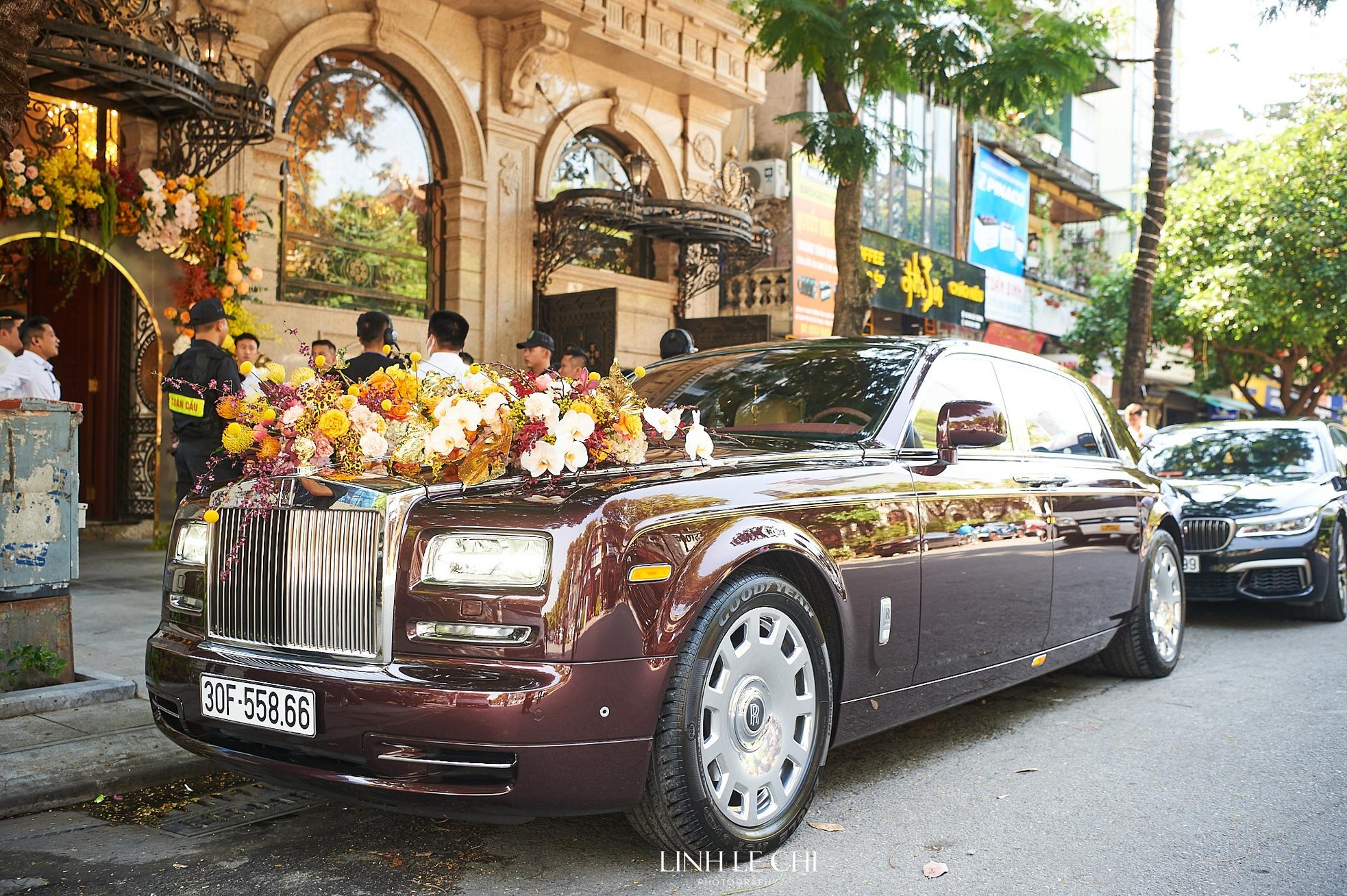 Doanh nhân Đỗ Vinh Quang rước Đỗ Mỹ Linh bằng xe Rolls-Royce ở lễ cưới ảnh 3