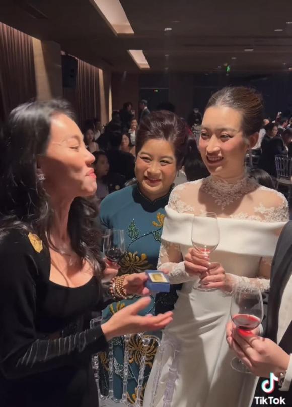 Hoa hậu Đỗ Mỹ Linh bất ngờ và xúc động trước quà cưới của &quot;Bà trùm Hoa hậu&quot; Phạm Kim Dung - Ảnh 4.