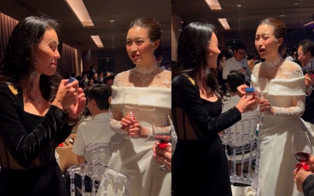 Hoa hậu Đỗ Mỹ Linh bất ngờ và xúc động trước quà cưới của 'Bà trùm Hoa hậu' Phạm Kim Dung
