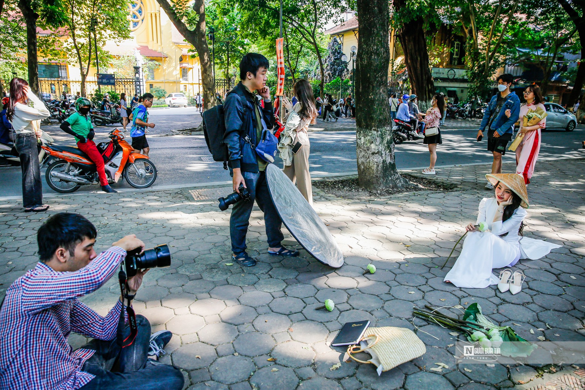 Dân sinh - Hà Nội: Người dân ùn ùn check in trên phố Phan Đình Phùng (Hình 8).