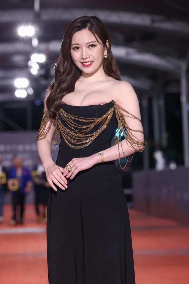 Nữ diễn vi&ecirc;n bị ch&ecirc; v&igrave; o &eacute;p v&ograve;ng một qu&aacute; đ&agrave; tr&ecirc;n thảm đỏ - Ảnh 2.