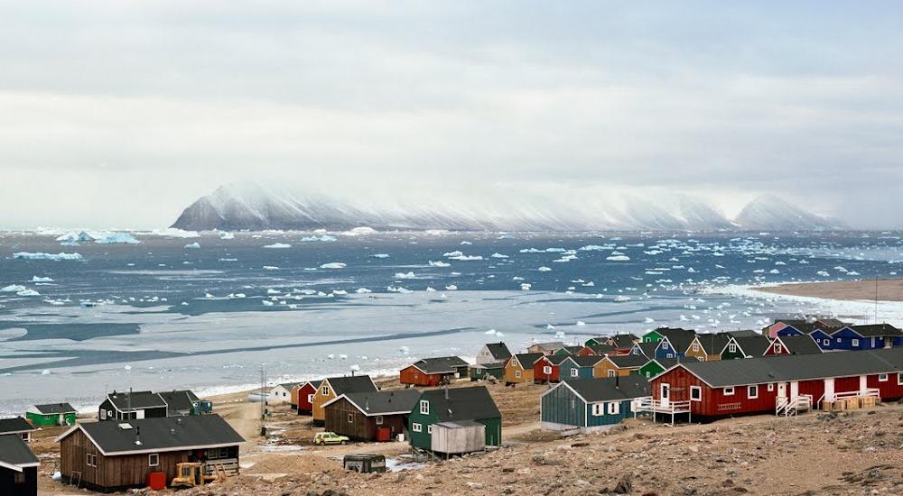 Cuộc sống tại thị trấn tận cùng cực bắc của Trái đất, nơi người dân xây nhà trên băng và sống trong bóng tối gần nửa năm - Ảnh 2.