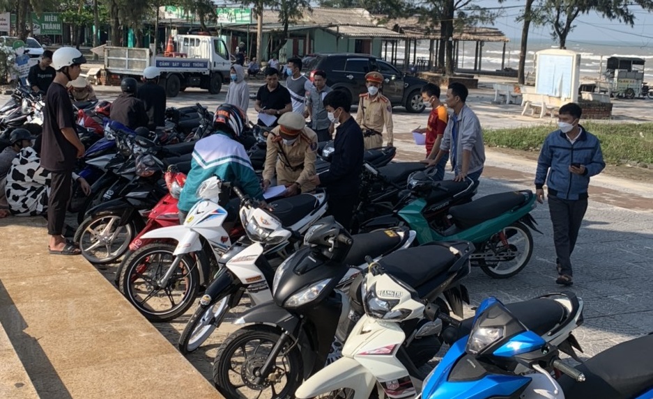 Ngăn chặn nhóm thanh, thiếu niên tụ tập đua xe trái phép tại thị trấn ven biển Quảng Trị - Ảnh 2.
