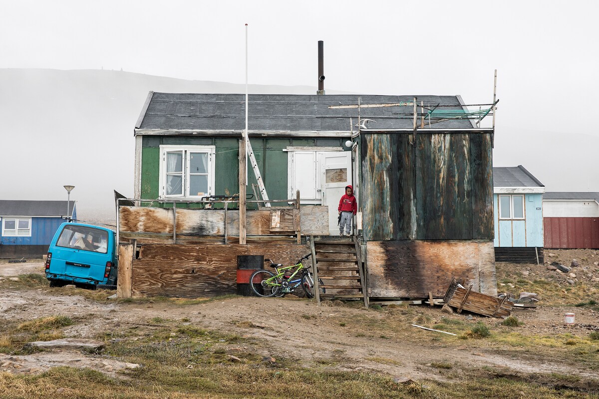 Cuộc sống tại thị trấn tận cùng cực bắc của Trái đất, nơi người dân xây nhà trên băng và sống trong bóng tối gần nửa năm - Ảnh 5.