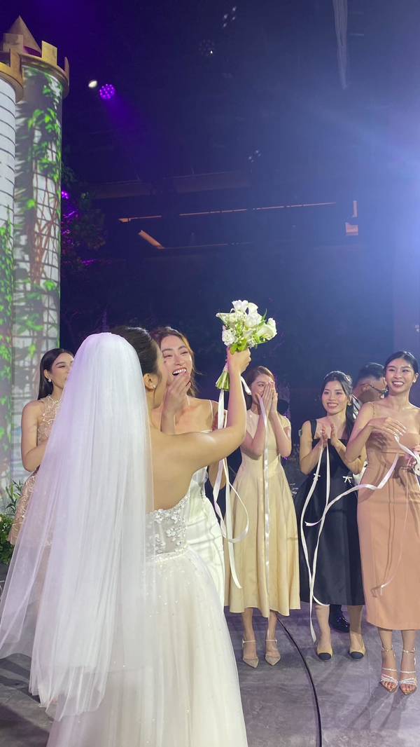 Hoa hậu học giỏi vừa giành được hoa cưới trong hôn lễ của Đỗ Mỹ Linh - Ảnh 2.