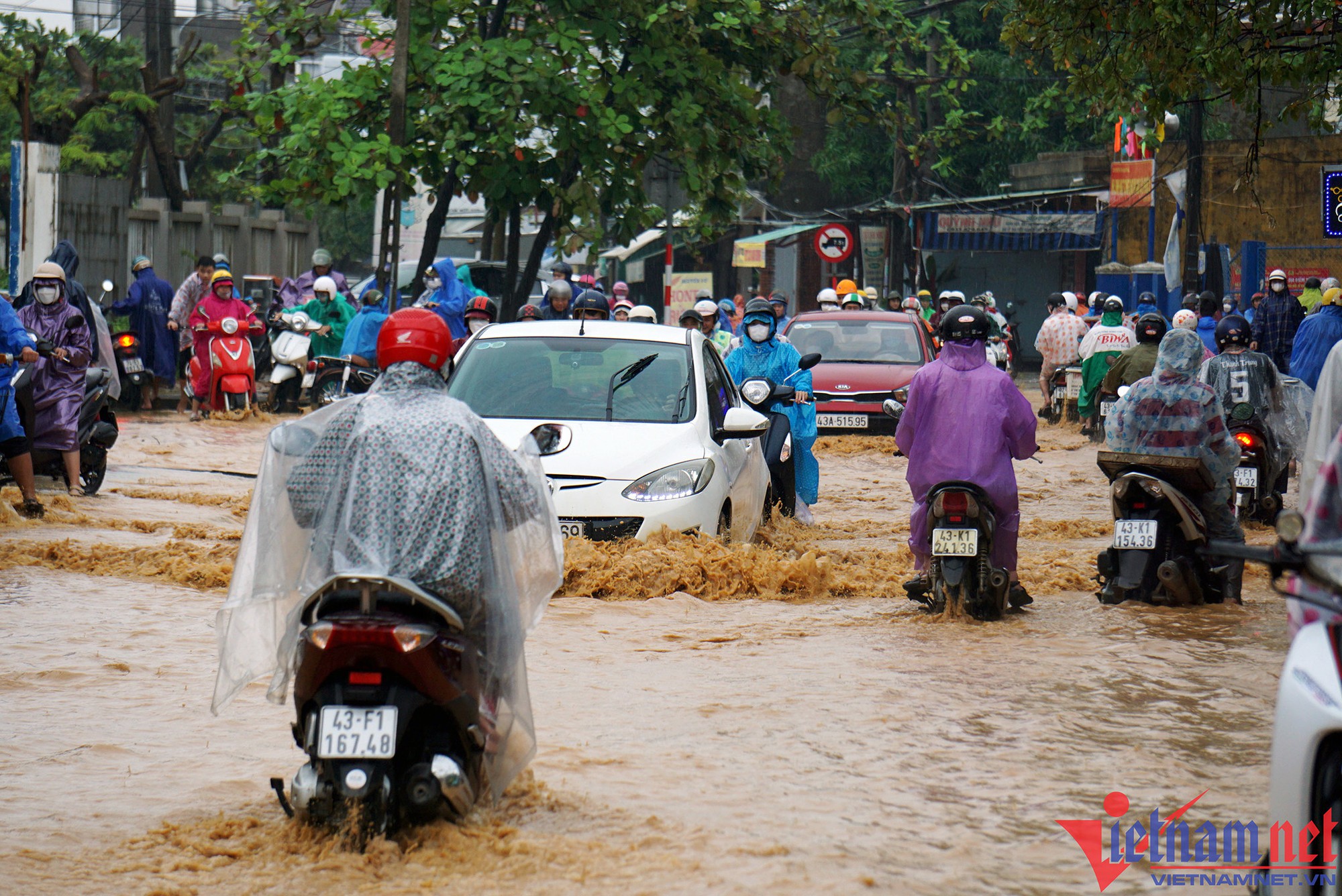 Mưa như trút, nhiều tuyến đường ở Đà Nẵng ngập sâu - Ảnh 3.