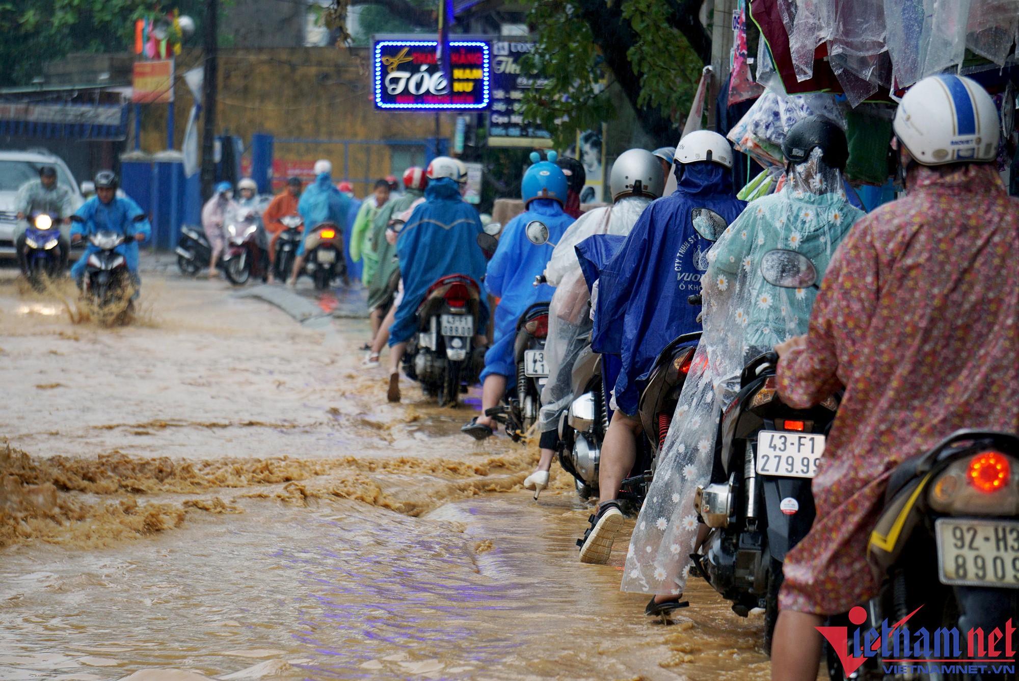 Mưa như trút, nhiều tuyến đường ở Đà Nẵng ngập sâu - Ảnh 5.
