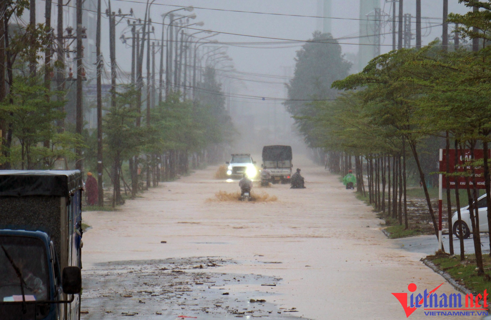 Mưa như trút, nhiều tuyến đường ở Đà Nẵng ngập sâu - Ảnh 1.