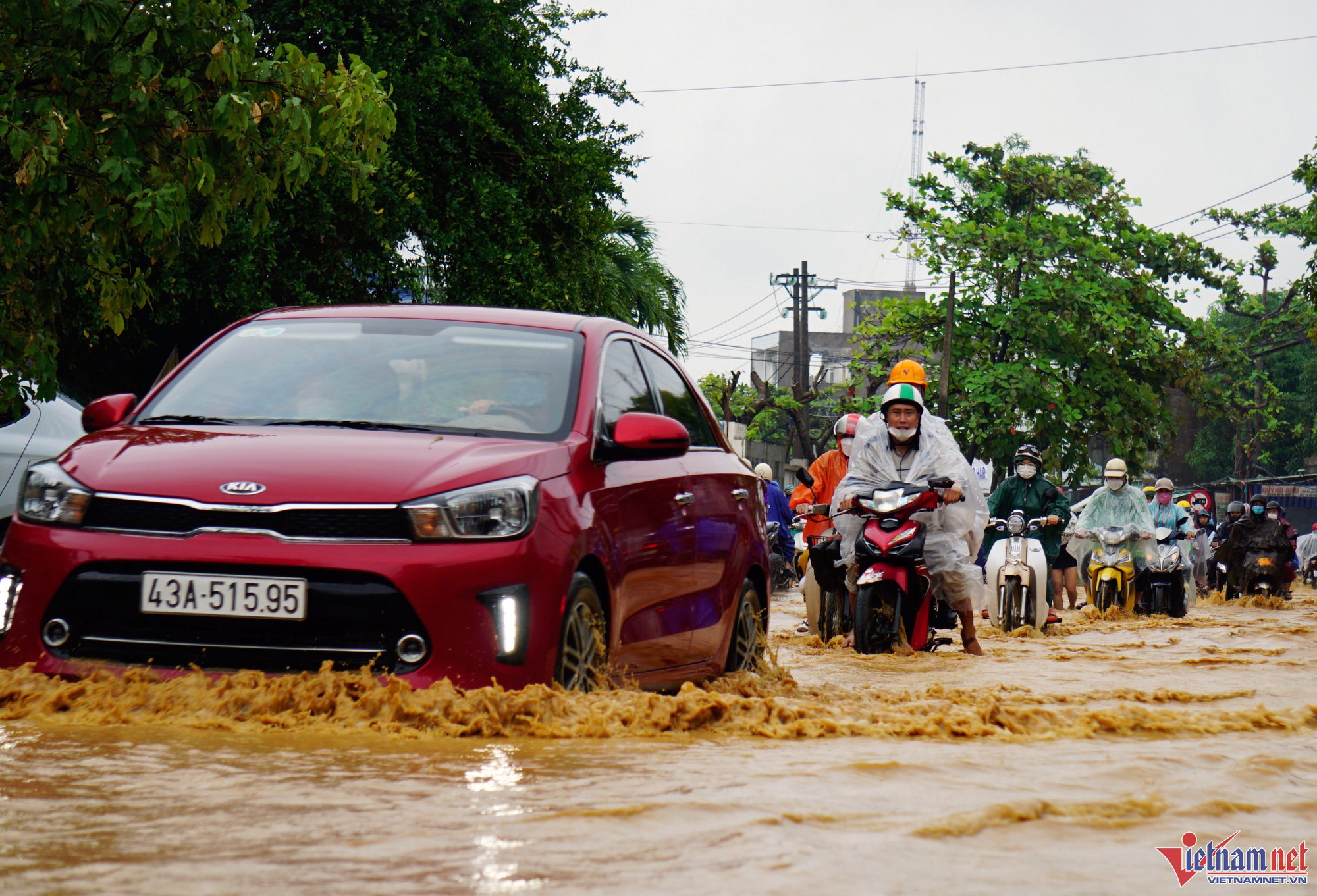 Mưa như trút, nhiều tuyến đường ở Đà Nẵng ngập sâu - Ảnh 6.