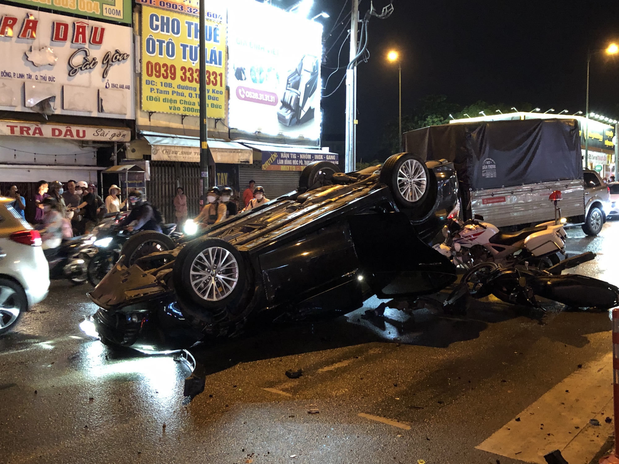 TP HCM: Xe sang lật ngửa giữa giao lộ Phạm Văn Đồng - T&ocirc; Ngọc V&acirc;n - Ảnh 2.