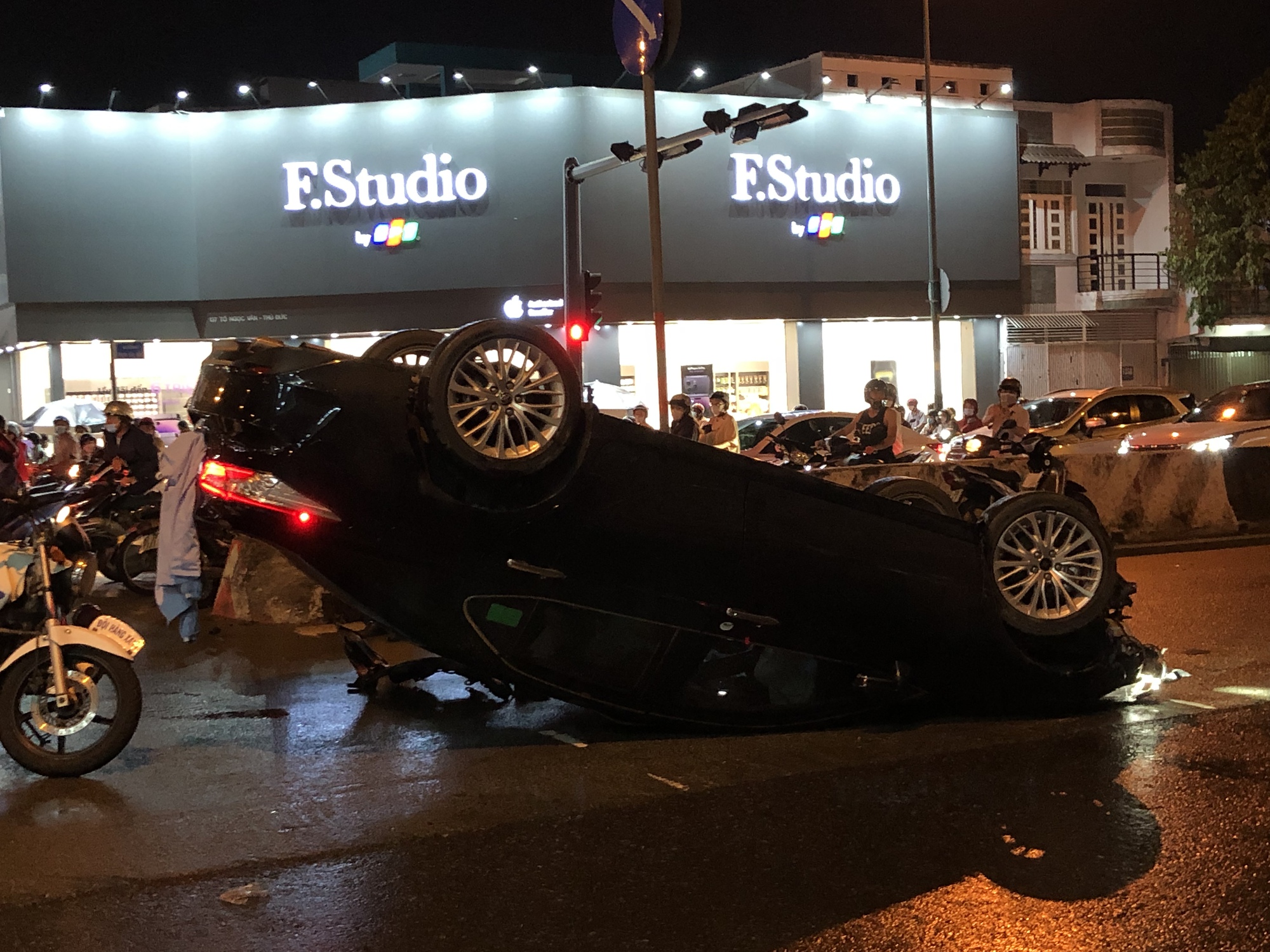 TP HCM: Xe sang lật ngửa giữa giao lộ Phạm Văn Đồng - T&ocirc; Ngọc V&acirc;n - Ảnh 1.