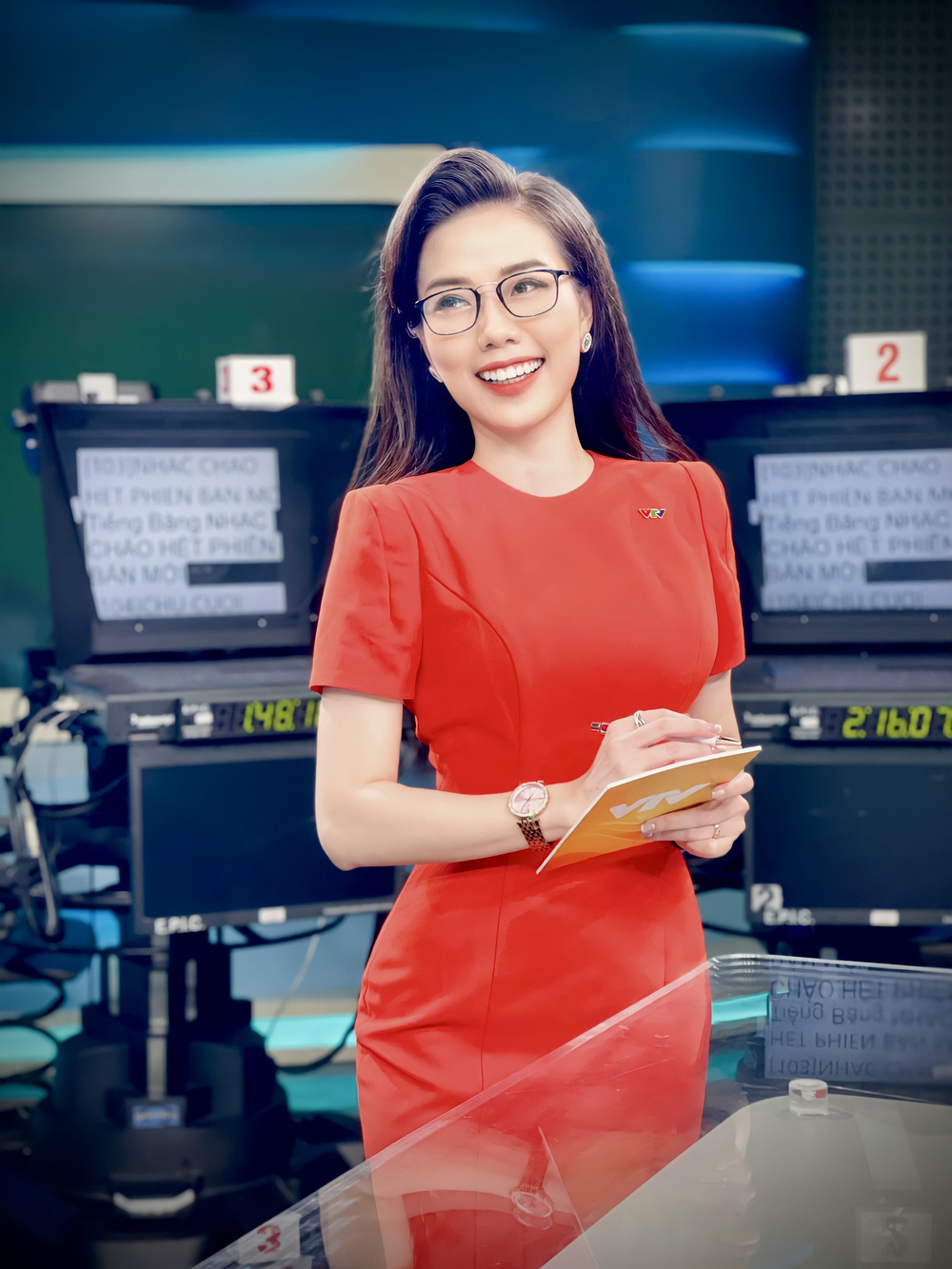 BTV thời sự 'vượt mặt' Thụy Vân dẫn đầu VTV Awards 2022 là ai? - Ảnh 3. BTV thời sự 'vượt mặt' Thụy Vân dẫn đầu VTV Awards 2022 là ai? - Ảnh 3.