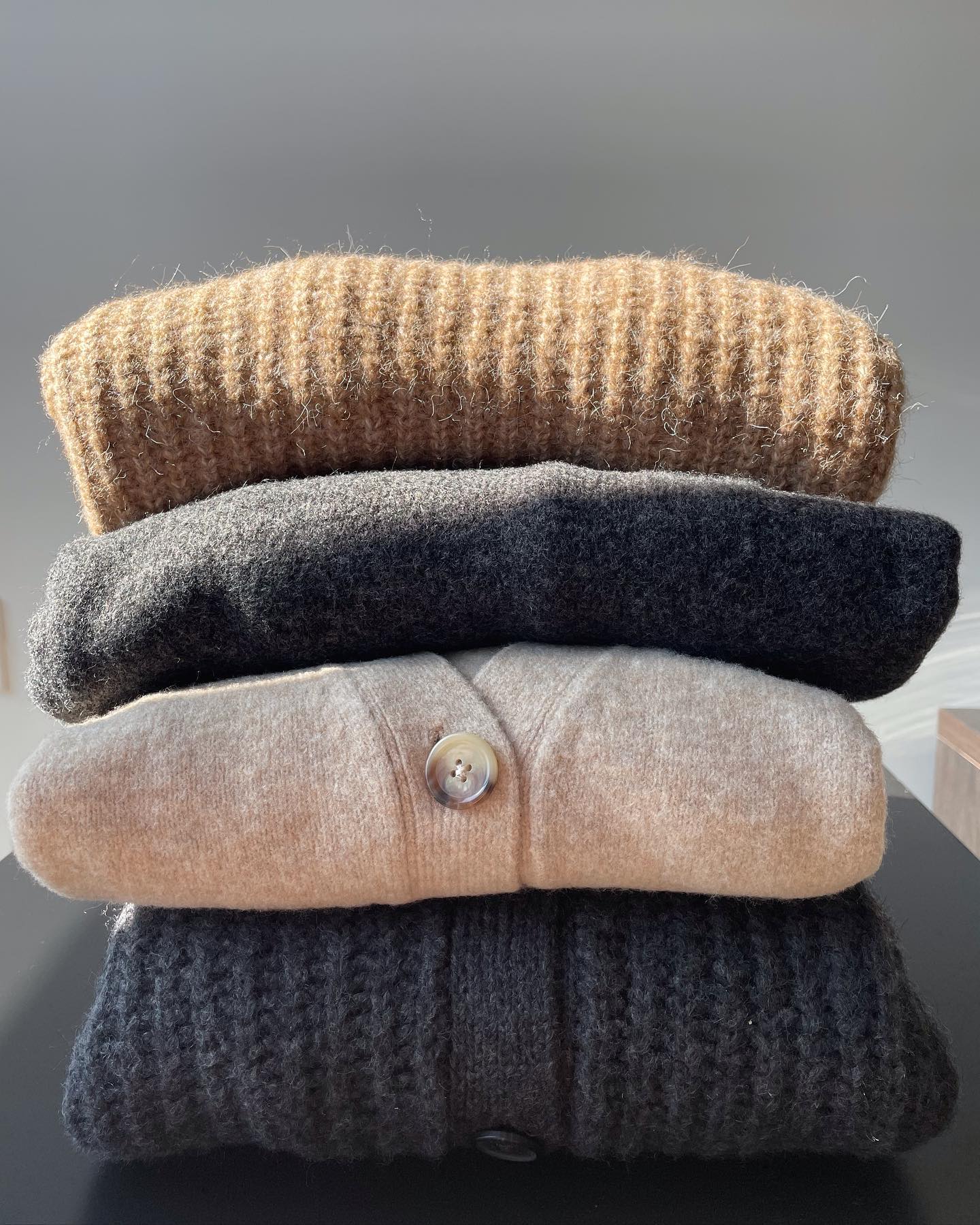 3 loại áo len cần có trong tủ đồ mùa đông - Ảnh 1.