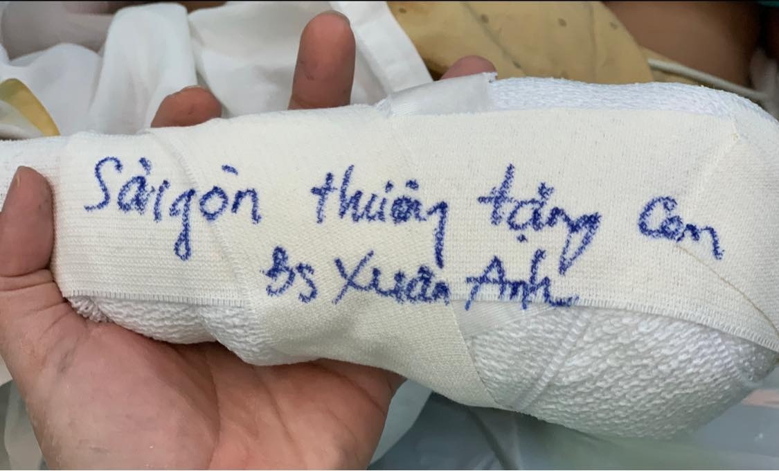 Bác sĩ TP.HCM 'tặng' em bé Hà Giang cả 'bàn tay' - Ảnh 2.