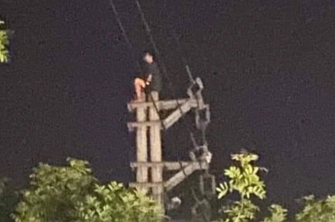 Cứu người đàn ông trên đỉnh cột điện, nhiều phường cắt điện khẩn cấp - Ảnh 1.