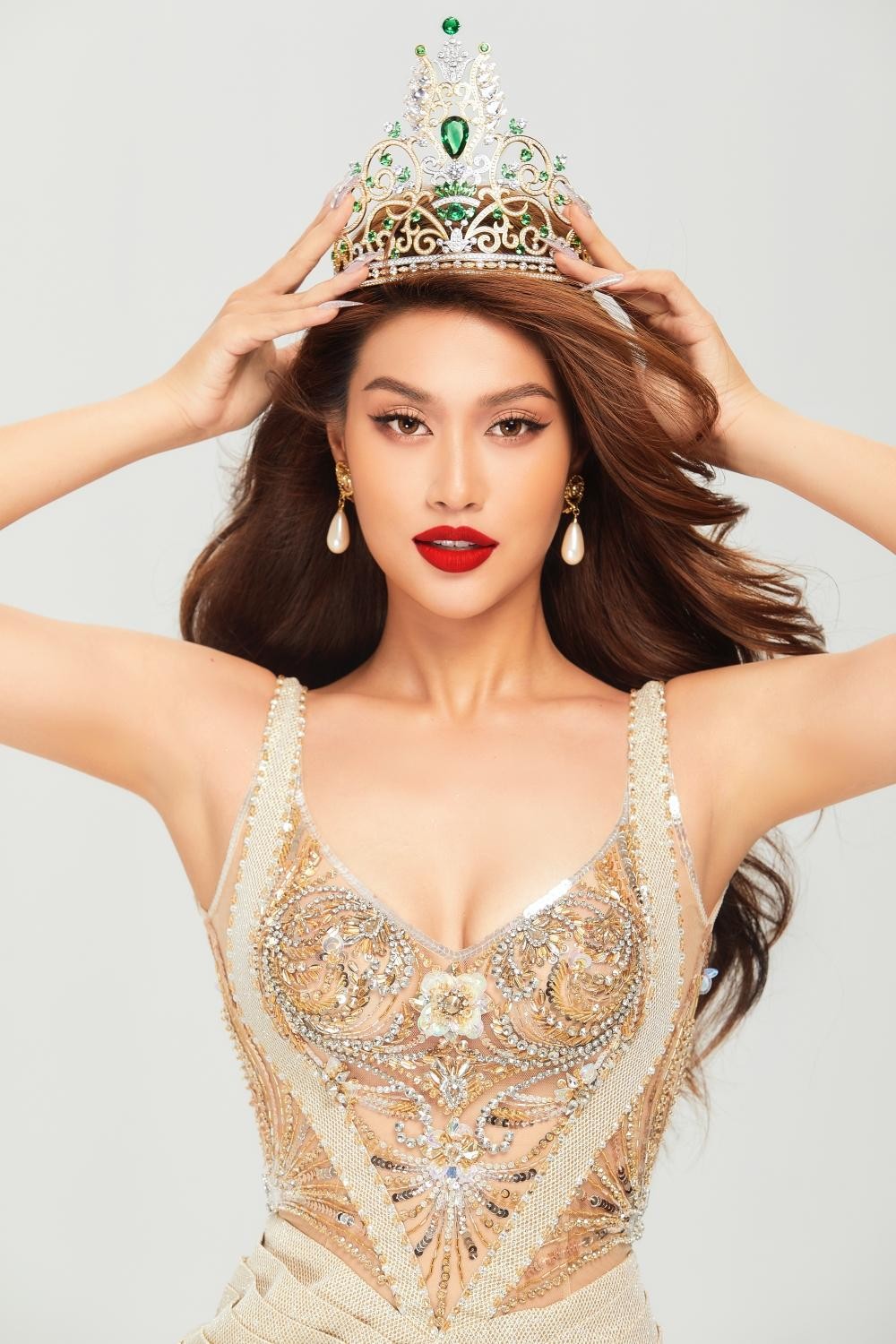 Hoa hậu Thiên Ân tung ảnh khoe vóc dáng “đồng hồ cát” trước ngày dự Miss Grand International 2022 - Ảnh 1.