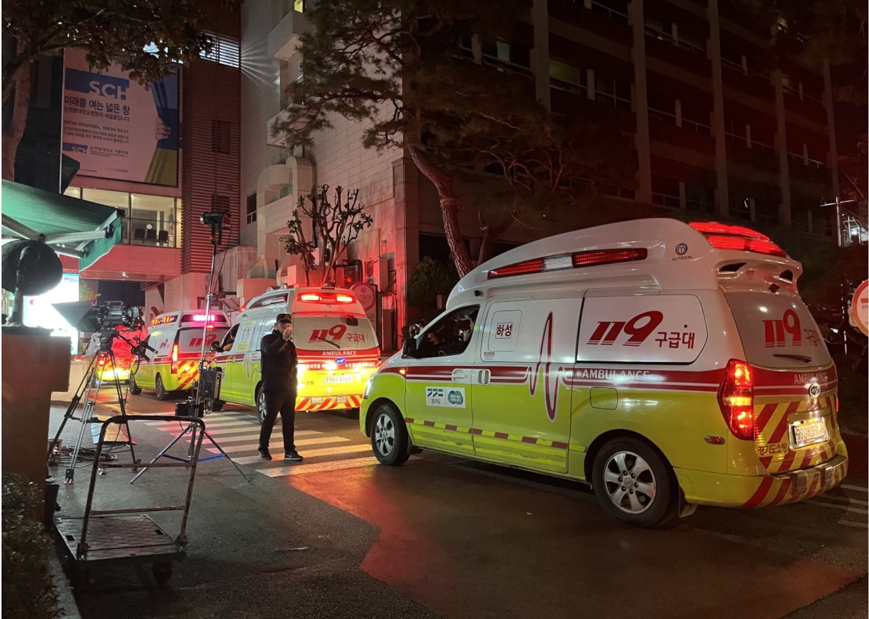 Cha mẹ đau đớn chờ tin con bên ngoài bệnh viện sau thảm kịch Itaewon - Ảnh 3.