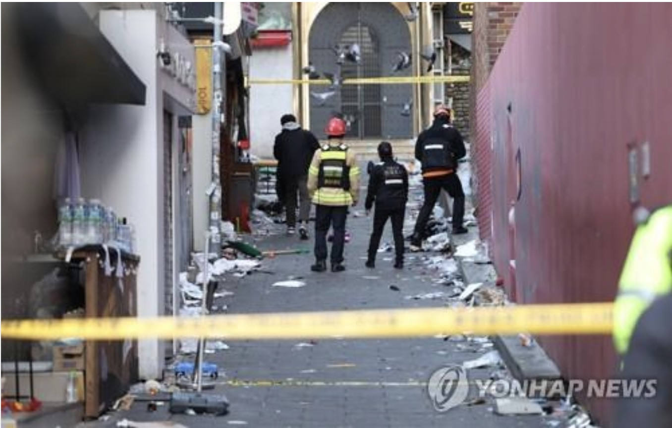 Cha mẹ đau đớn chờ tin con bên ngoài bệnh viện sau thảm kịch Itaewon - Ảnh 4.