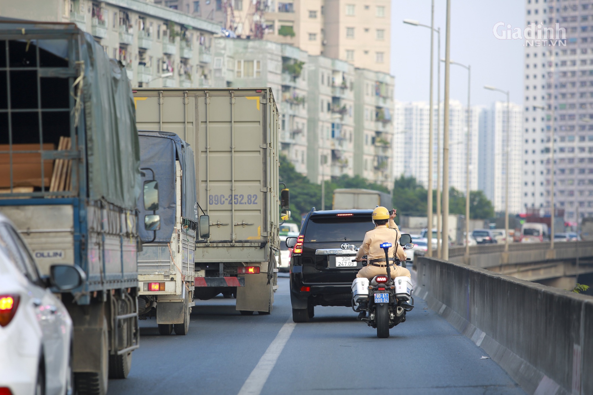 Cận cảnh CSGT dùng máy quay tuần tra liên tục trên Vành đai 3 - Ảnh 5.