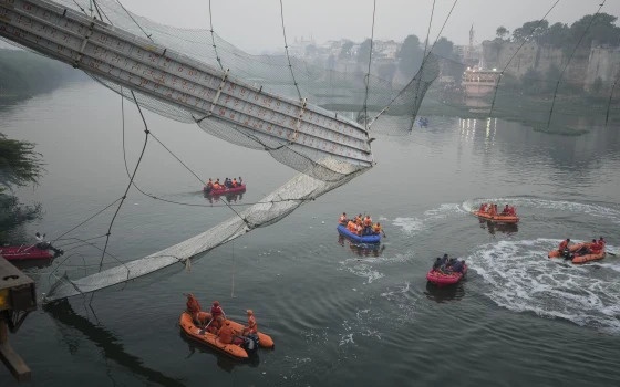 Sập cầu treo ở Ấn Độ làm ít nhất 132 người chết: Nhân chứng kể lại khoảnh khắc đáng sợ không thể quên