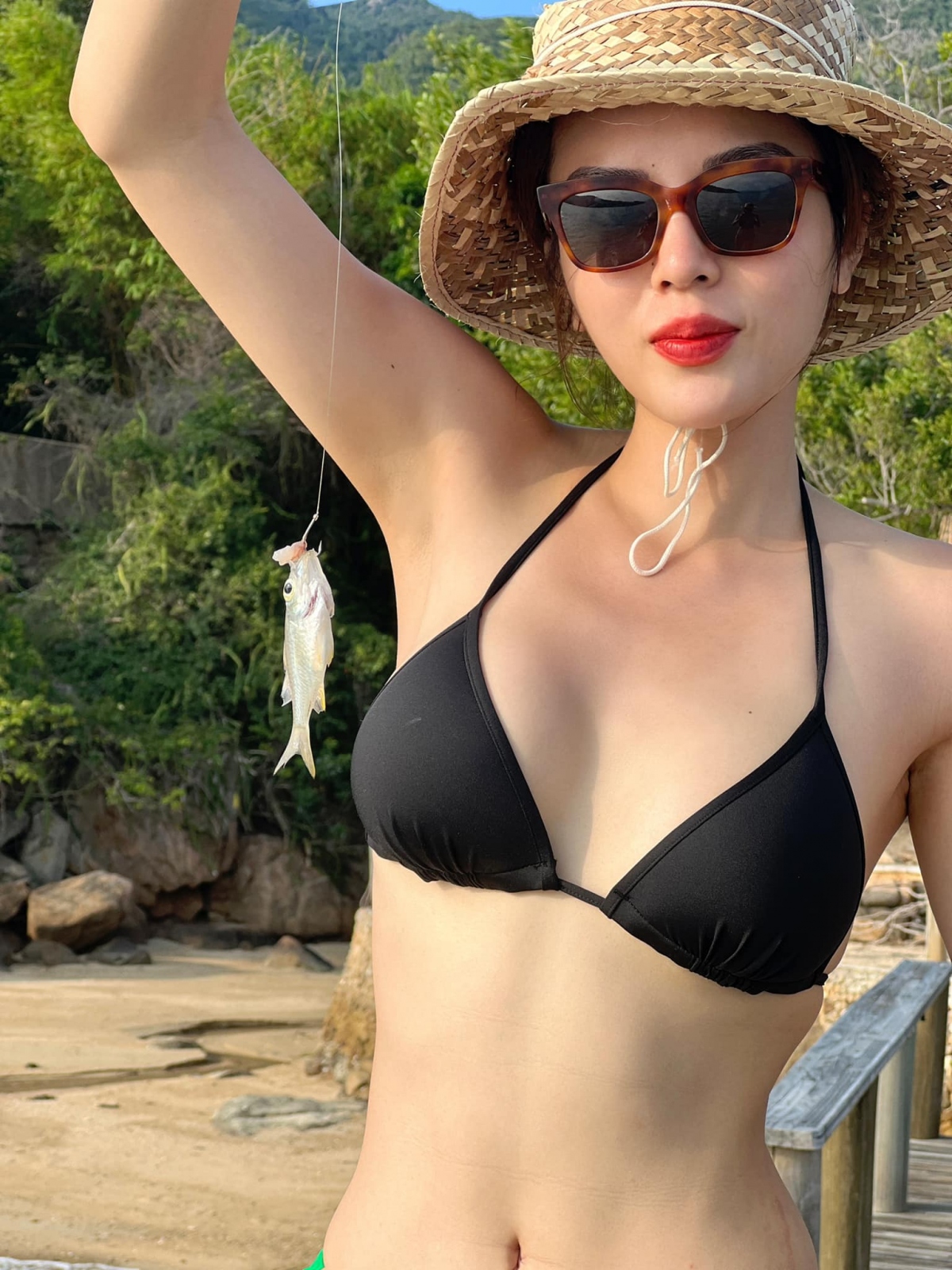 Hoa hậu Nguyễn Cao Kỳ Duyên lại gây &quot;sốt&quot; với bikini - Ảnh 7.