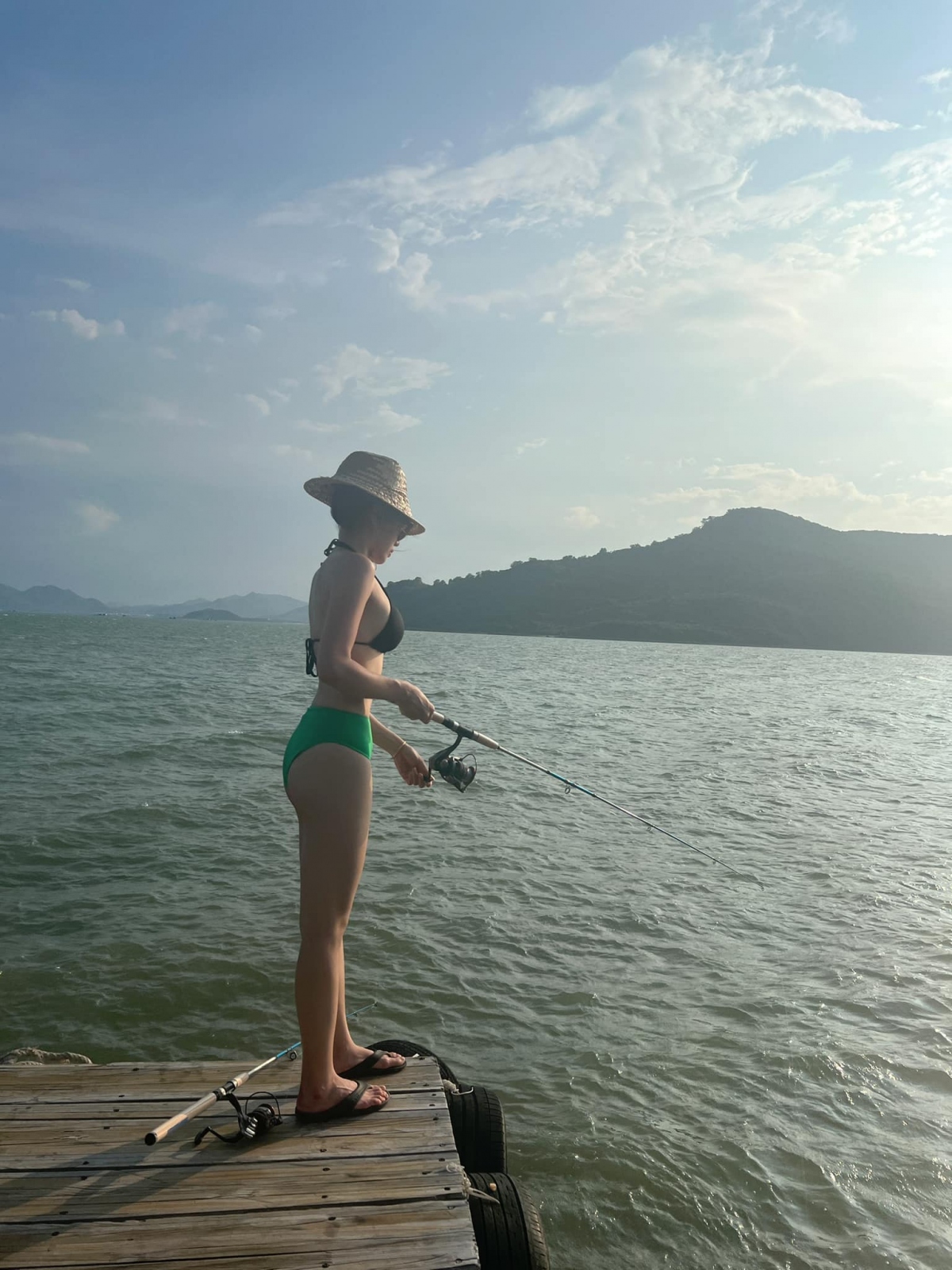 Hoa hậu Nguyễn Cao Kỳ Duyên lại gây &quot;sốt&quot; với bikini - Ảnh 13.