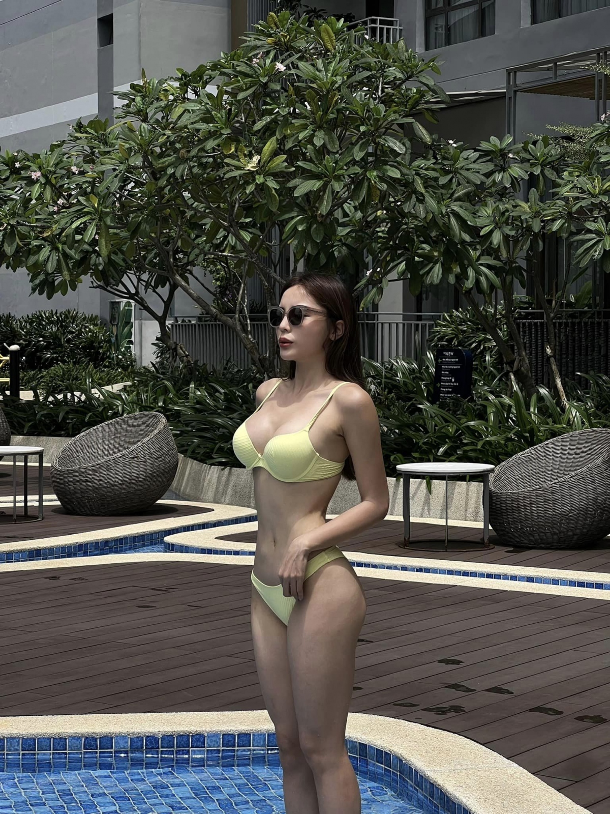 Hoa hậu Nguyễn Cao Kỳ Duyên lại gây &quot;sốt&quot; với bikini - Ảnh 3.