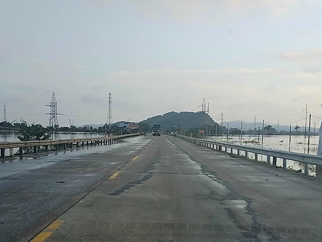 Nước lũ rút, quốc lộ 1A qua Hà Tĩnh đã thông tuyến - Ảnh 2.