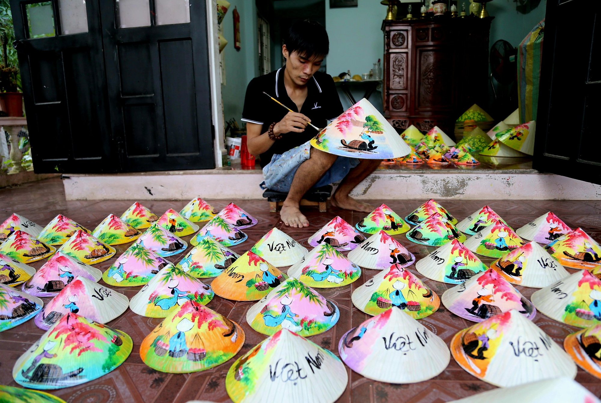 Nhân dịp quảng bá chiếc nón lá Việt Nam một cửa hàng có đặt trước sảnh