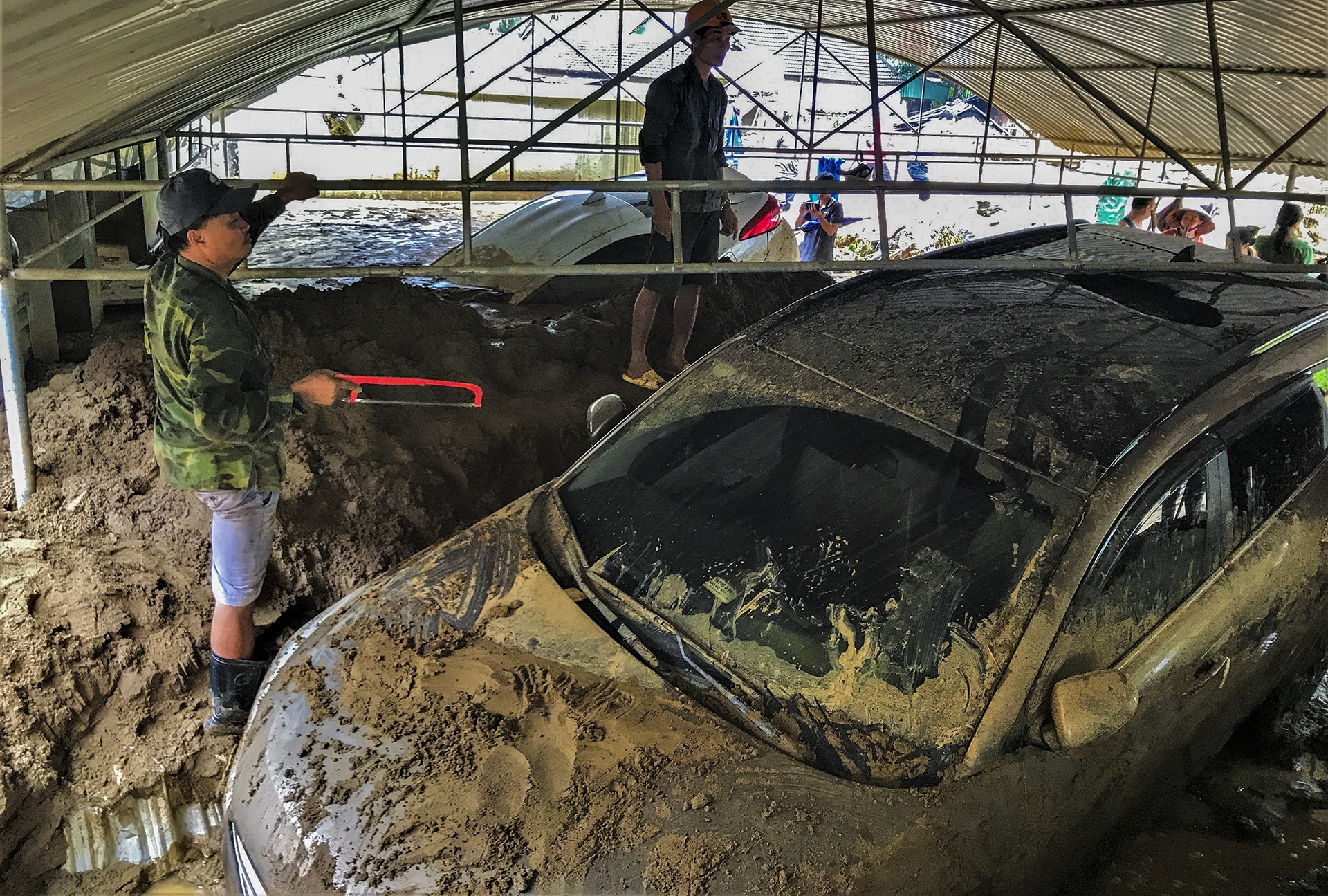 Đào bùn sâu 2 m để giải cứu hàng trăm ôtô, xe máy sau lũ quét - Ảnh 7.