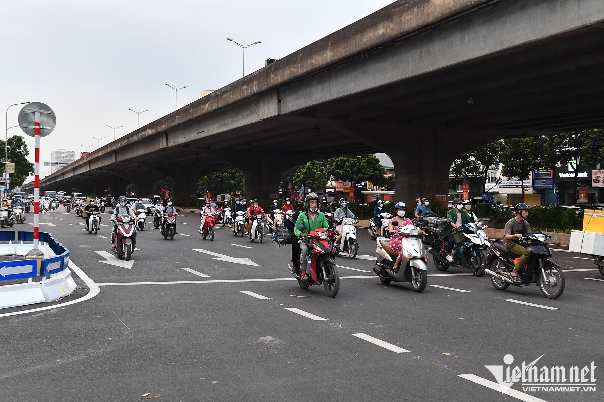 Hầm chui Lê Văn Lương thông thoáng giờ tan tầm ngày đầu thông xe - Ảnh 4.