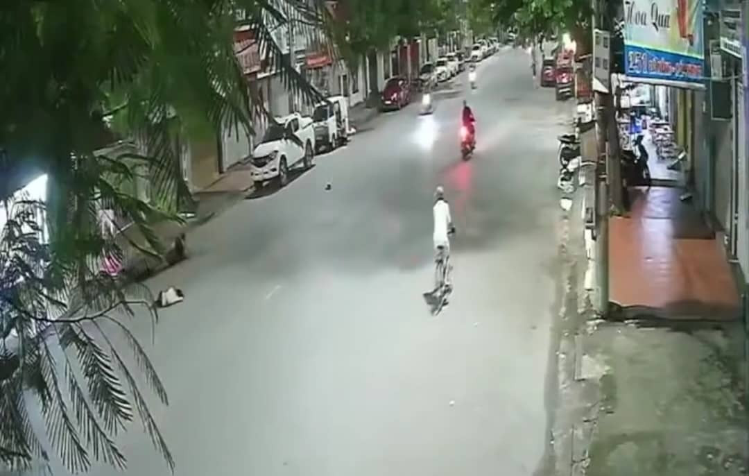 Đứng chờ sang đường, người phụ nữ bị xe máy tông tử vong - Ảnh 2.