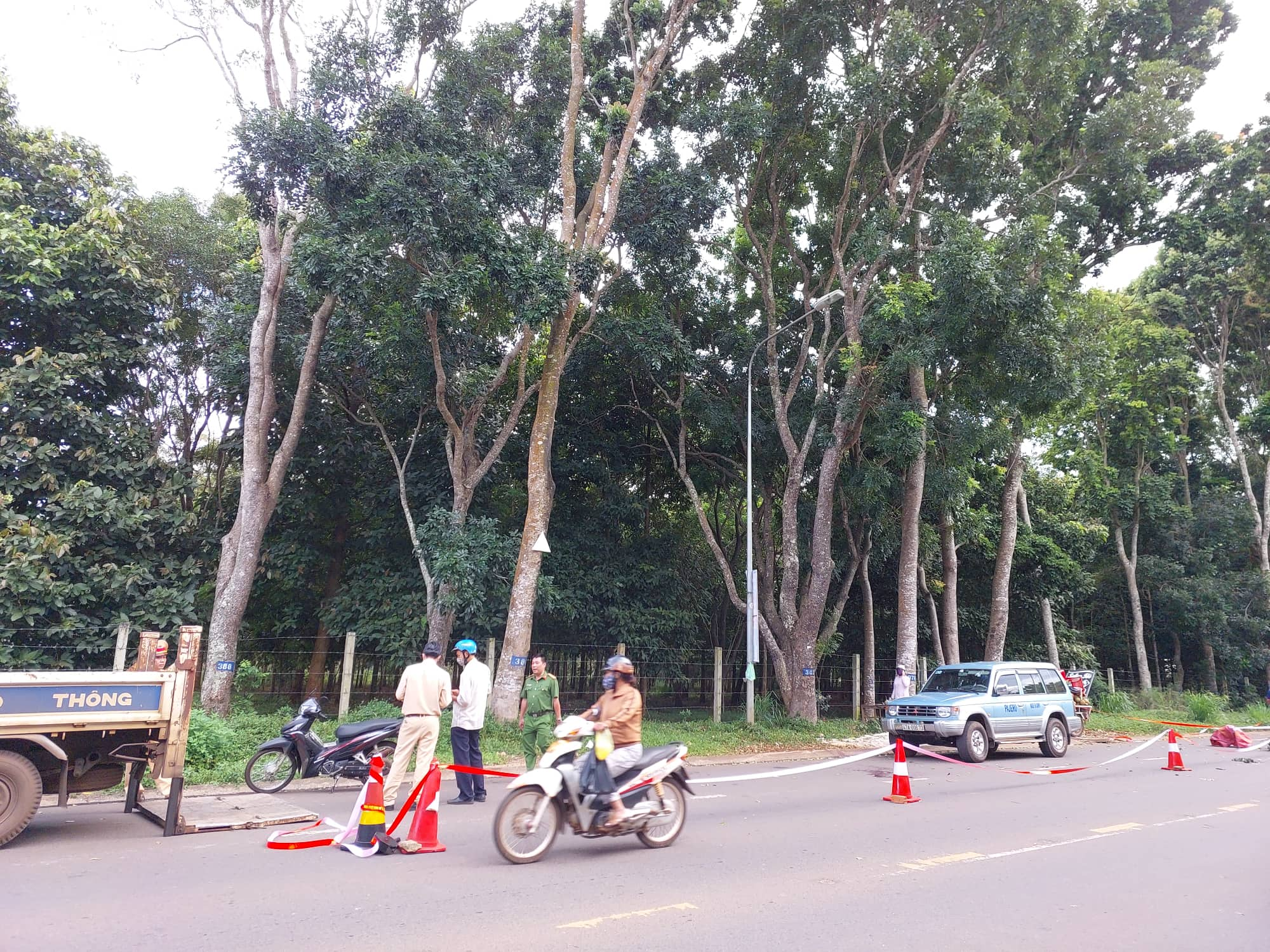 Đang bao vây lâm viên truy tìm đối tượng đâm chết người sau va chạm giao thông - Ảnh 2.