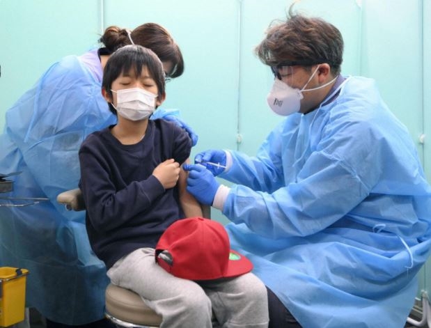 Chuyên gia Nhật Bản đánh giá lợi ích từ việc tiêm chủng ngừa COVID-19 cho trẻ em