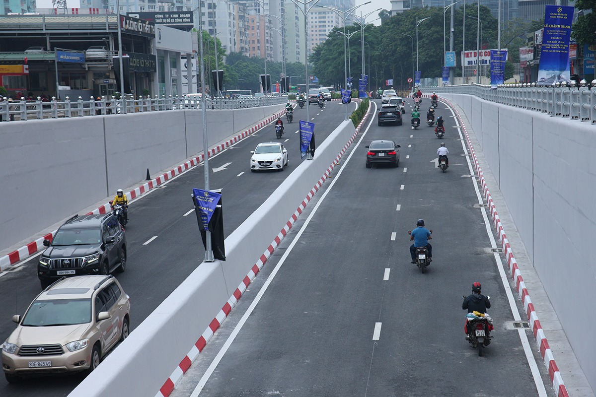 Hầm chui Lê Văn Lương đã thông xe, tình trạng giao thông trên các tuyến đường xung quanh ra sao? - Ảnh 1.