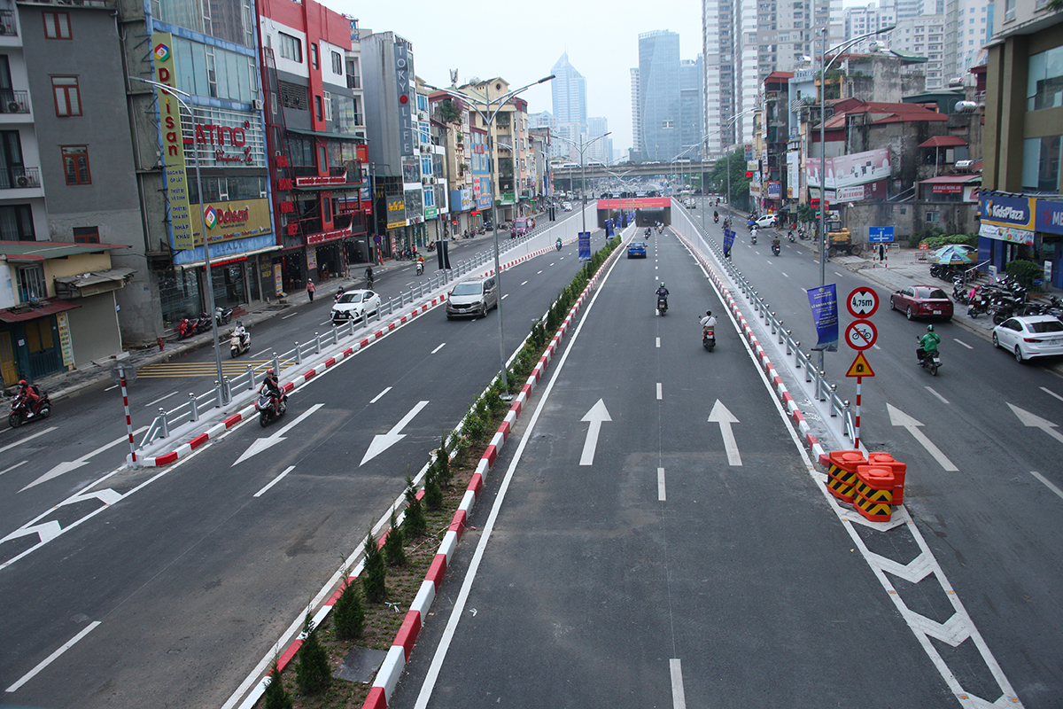Hầm chui Lê Văn Lương đã thông xe, tình trạng giao thông trên các tuyến đường xung quanh ra sao? - Ảnh 2.