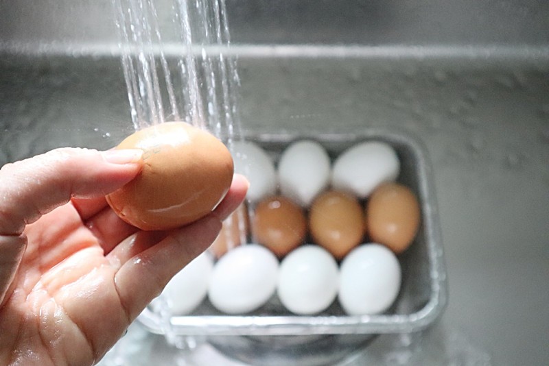 Học người Hàn cách làm trứng nướng muối bằng nồi cơm điện vừa dễ vừa ngon - Ảnh 1.