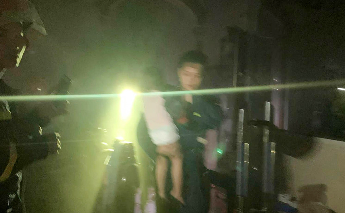 Cửa cuốn kho&aacute; chặt, 4 người mắc kẹt trong căn nh&agrave; rực lửa - Ảnh 1.