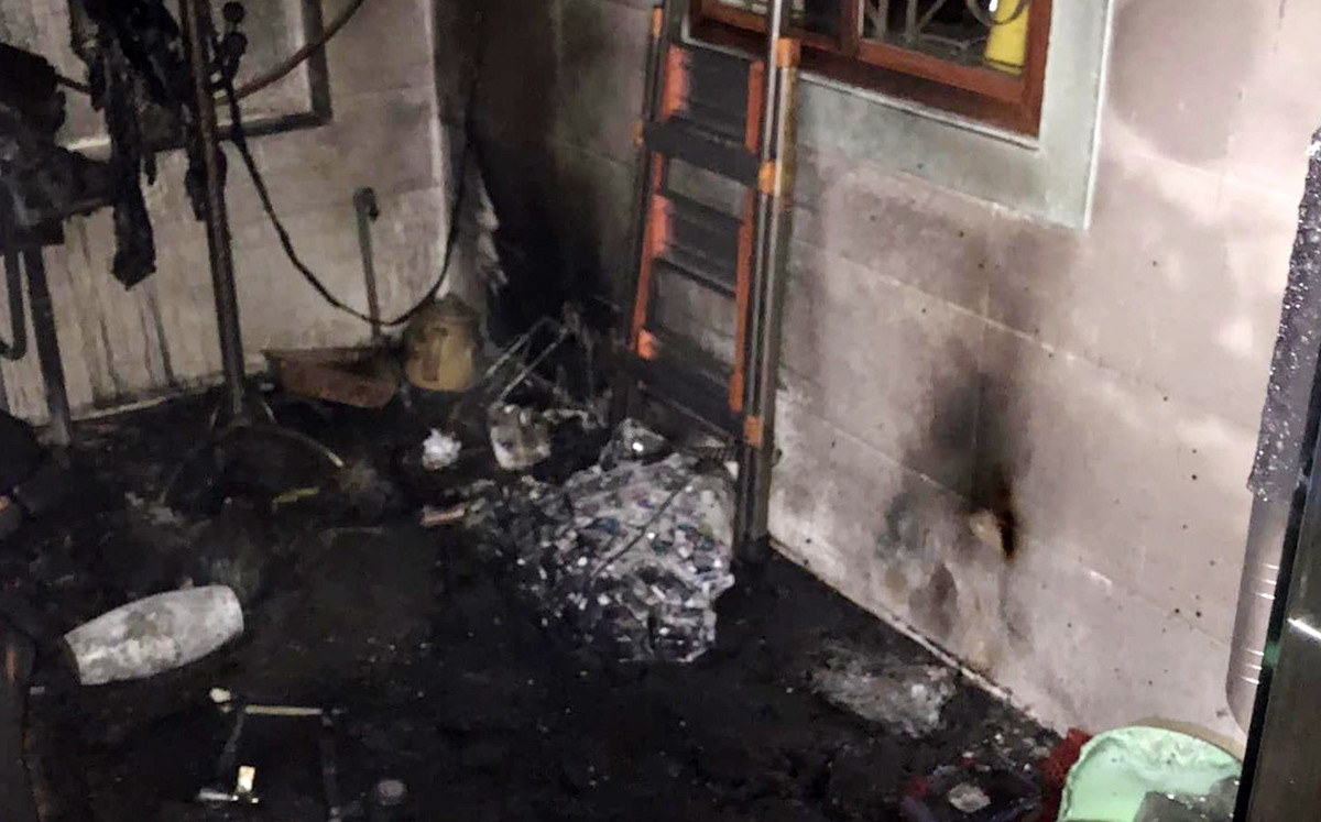 Cửa cuốn kho&aacute; chặt, 4 người mắc kẹt trong căn nh&agrave; rực lửa - Ảnh 2.