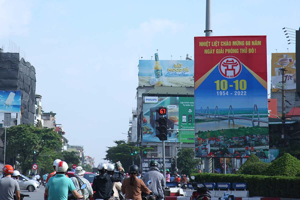 Đường phố Hà Nội rực đỏ màu cờ chào mừng 68 năm Ngày Giải phóng Thủ đô - Ảnh 1.