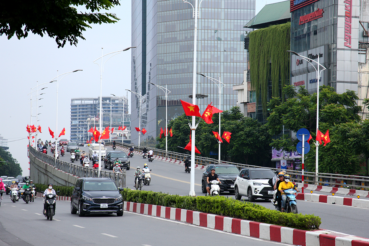 Đường phố Hà Nội rực đỏ màu cờ chào mừng 68 năm Ngày Giải phóng Thủ đô - Ảnh 7.