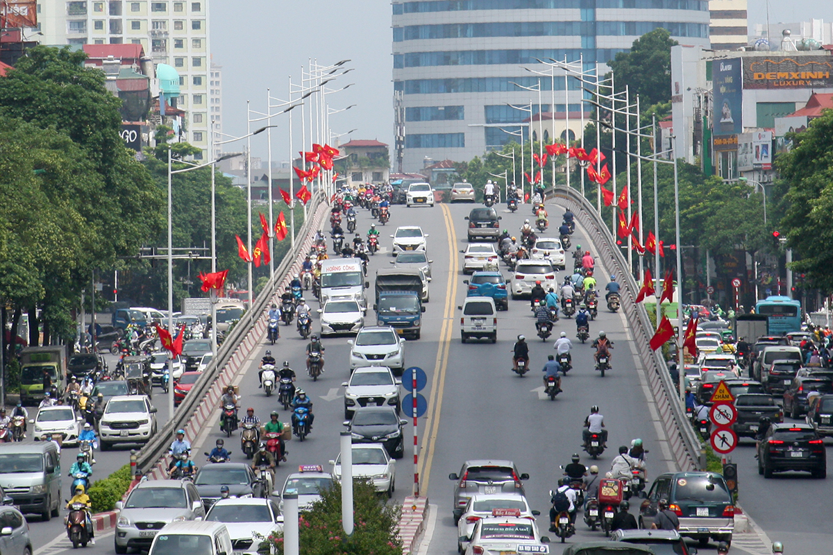 Đường phố Hà Nội rực đỏ màu cờ chào mừng 68 năm Ngày Giải phóng Thủ đô - Ảnh 2.