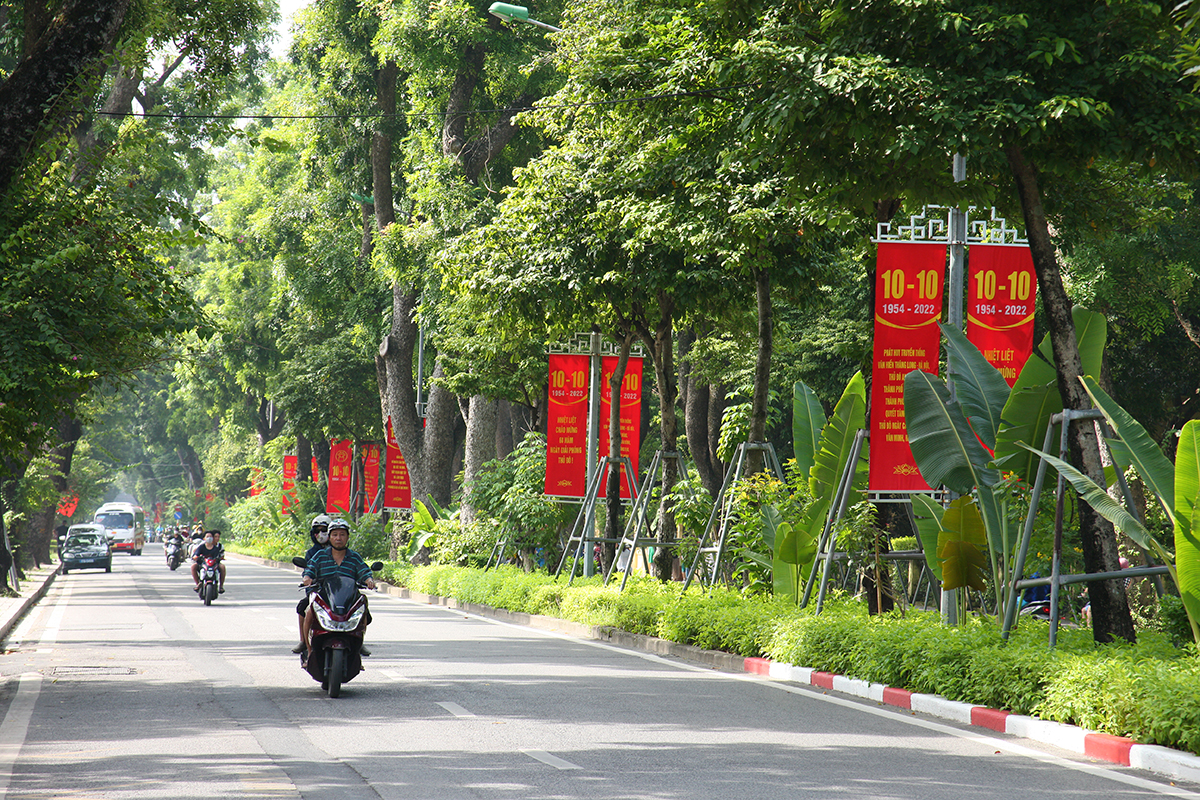 Đường phố Hà Nội rực đỏ màu cờ chào mừng 68 năm Ngày Giải phóng Thủ đô - Ảnh 3.
