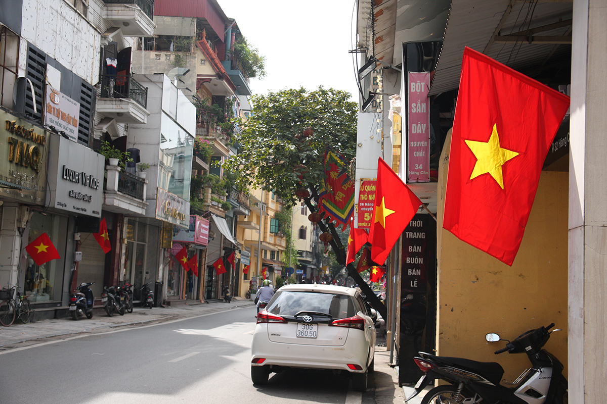 Đường phố Hà Nội rực đỏ màu cờ chào mừng 68 năm Ngày Giải phóng Thủ đô - Ảnh 9.
