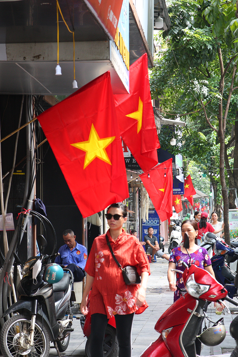 Đường phố Hà Nội rực đỏ màu cờ chào mừng 68 năm Ngày Giải phóng Thủ đô - Ảnh 5.