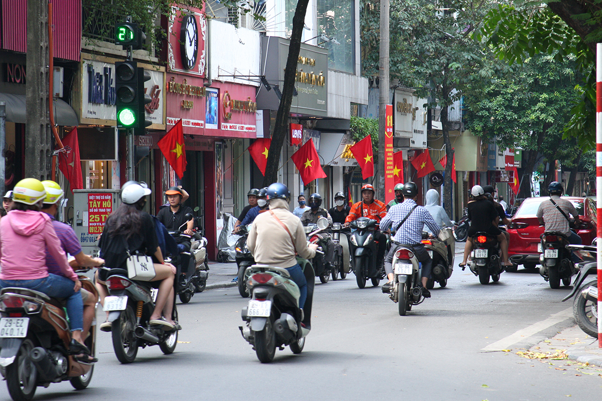 Đường phố Hà Nội rực đỏ màu cờ chào mừng 68 năm Ngày Giải phóng Thủ đô - Ảnh 10.