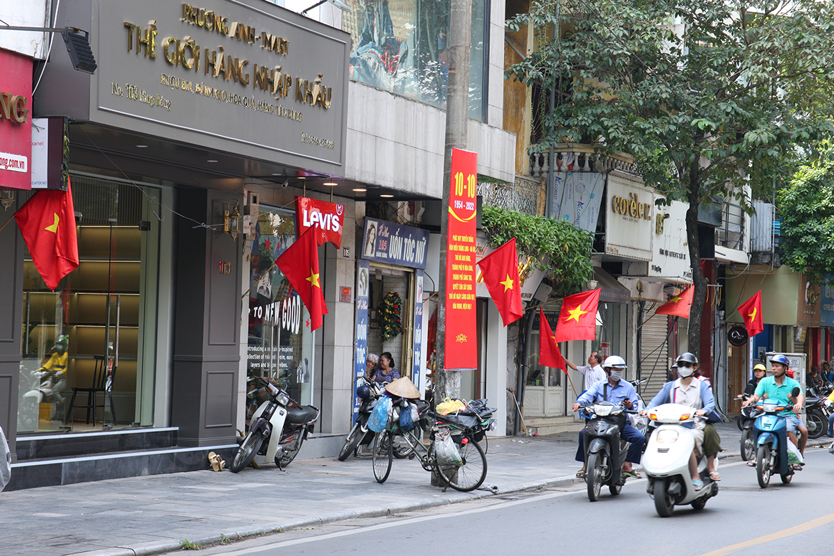 Đường phố Hà Nội rực đỏ màu cờ chào mừng 68 năm Ngày Giải phóng Thủ đô - Ảnh 4.