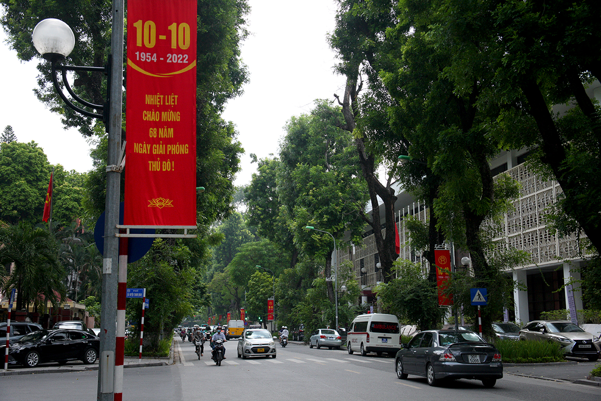 Đường phố Hà Nội rực đỏ màu cờ chào mừng 68 năm Ngày Giải phóng Thủ đô - Ảnh 6.