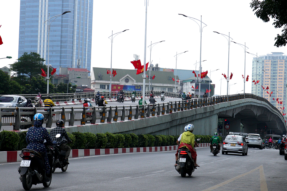 Đường phố Hà Nội rực đỏ màu cờ chào mừng 68 năm Ngày Giải phóng Thủ đô - Ảnh 8.